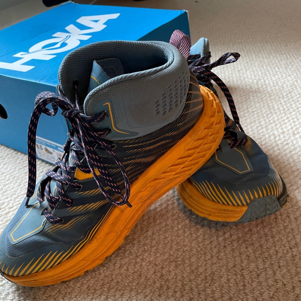 Hoka women’s speedgoat mid 2 GTX. Size 8.5
